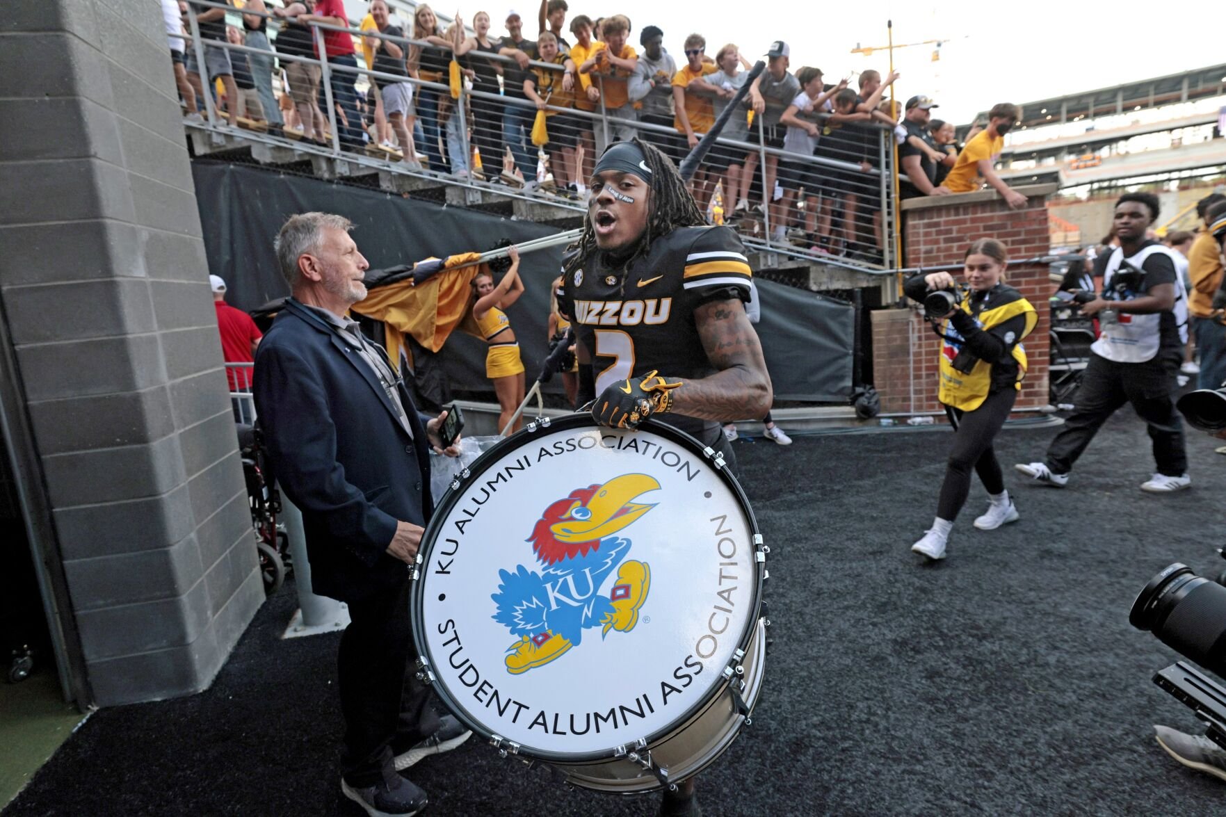 Missouri wins Border War! Beats Kansas 42-31